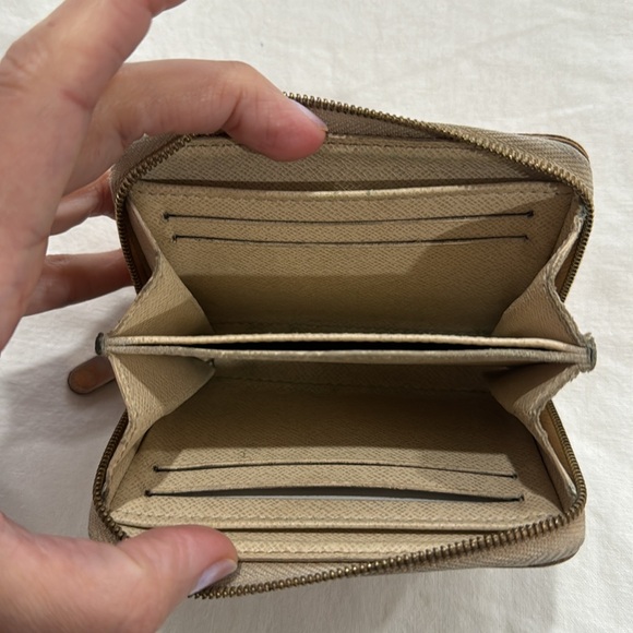 Louis Vuitton Damier Azur Zippy Coin Purse
Pattern 100% Authentic - Picture 9 of 9